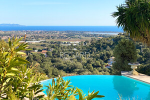 Property with sea view in La Londe