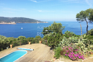 property with sea view in Levant island