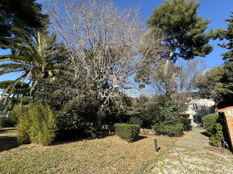 A country house from the 18th century in Six-Fours-les-Plages...