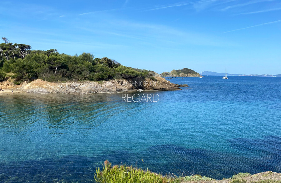 Property with sea view in Giens , just 2 minutes by walk from the beach... THiS PROPERTY IS UNDER PURCHASE OFFER BY L'AGENCE DU REGARD