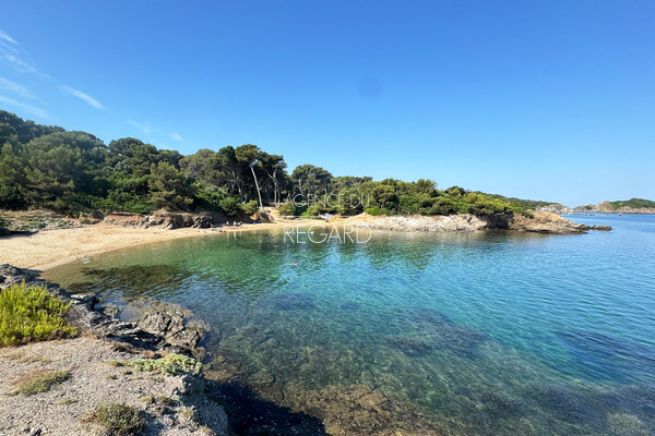Property with sea view in Giens, just 2 minutes by walk from the beach...